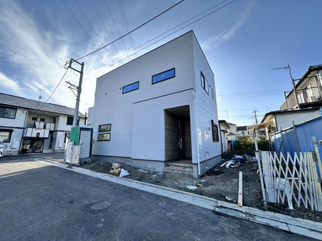 平塚市出縄　デザイナーズハウスの前面道路含む現地写真