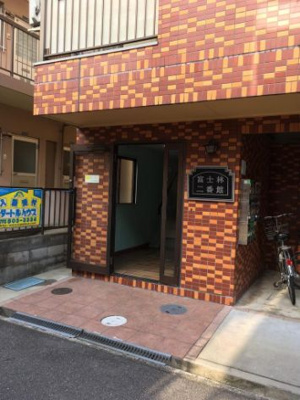 【エントランス】 | 駅から徒歩8分!想定利回り10.91％!平成3年築!