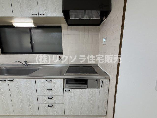 中町　中古一戸建てのキッチン|IHクッキングヒーター
■物件内覧・資金計画相談・住宅ローン相談、リフォーム相談、お問合せ受付中■
※当日・翌日のご内覧、ご相談はお電話でのお問合せがスムーズです！