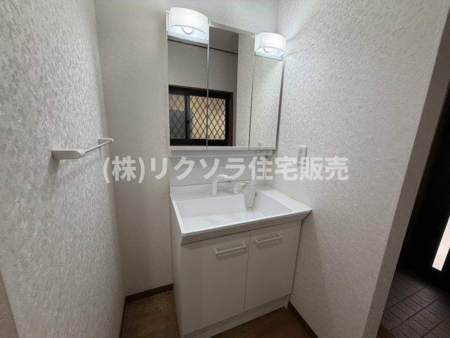 中町　中古一戸建ての独立洗面台|三面鏡付き独立洗面台
■物件内覧・資金計画相談・住宅ローン相談、リフォーム相談、お問合せ受付中■
※当日・翌日のご内覧、ご相談はお電話でのお問合せがスムーズです！