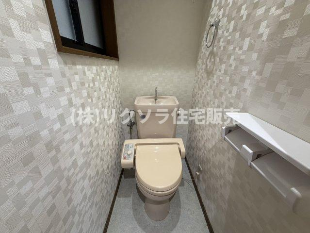 中町　中古一戸建てのトイレ|温水洗浄便座付き
■物件内覧・資金計画相談・住宅ローン相談、リフォーム相談、お問合せ受付中■
※当日・翌日のご内覧、ご相談はお電話でのお問合せがスムーズです！