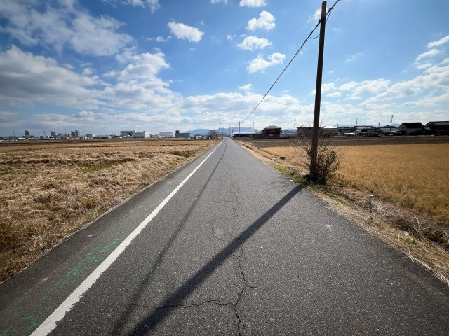 草津市御倉町　売土地の前面道路含む現地写真