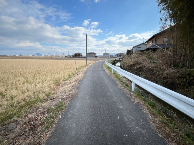 草津市御倉町　売土地の前面道路含む現地写真