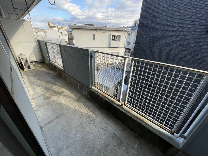 熊本市中央区帯山４丁目のアパートのバルコニー