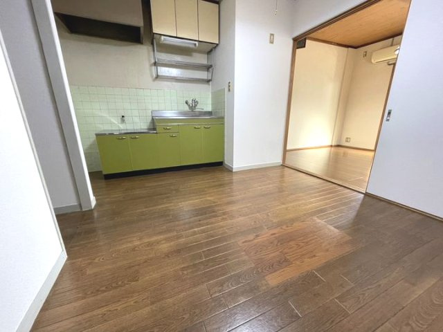 熊本市中央区帯山４丁目のアパートの居間・リビング