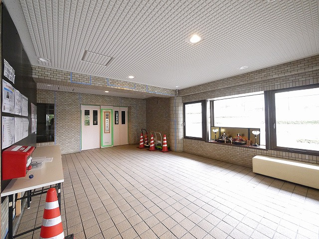 ネオハイツ学園前のエントランス