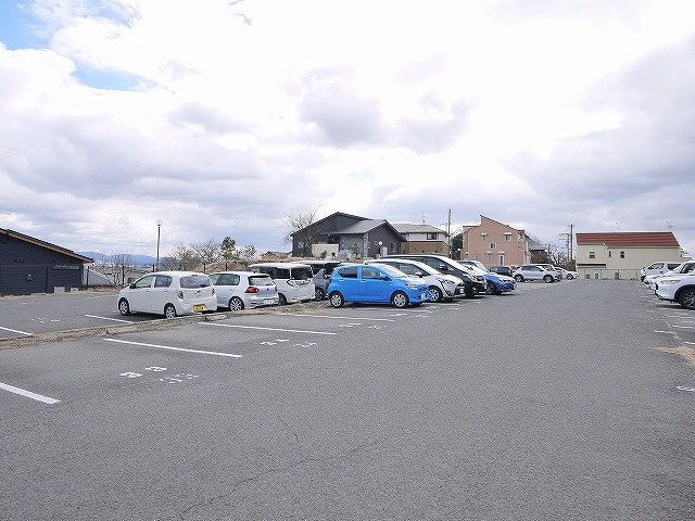 ネオハイツ学園前の駐車場