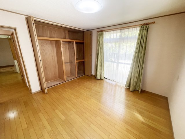 西京区御陵峰ケ堂町　戸建の洋室|1階洋室約8帖です。