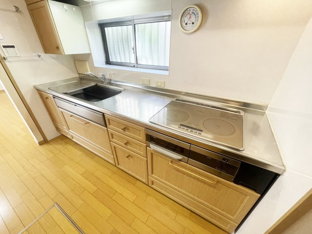 西京区御陵峰ケ堂町　戸建のキッチン|I型IHクッキングヒーターのシステムキッチンです。