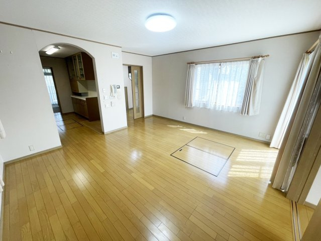 西京区御陵峰ケ堂町　戸建の居間・リビング|LDK約15帖です。