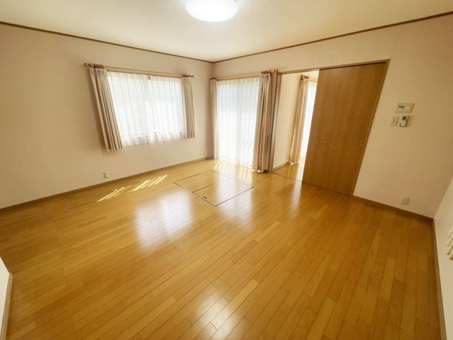 西京区御陵峰ケ堂町　戸建の居間・リビング|明るいリビングダイニングです。