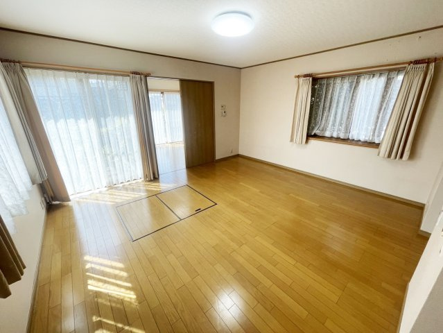 西京区御陵峰ケ堂町　戸建の内装|リビングダイニングです。