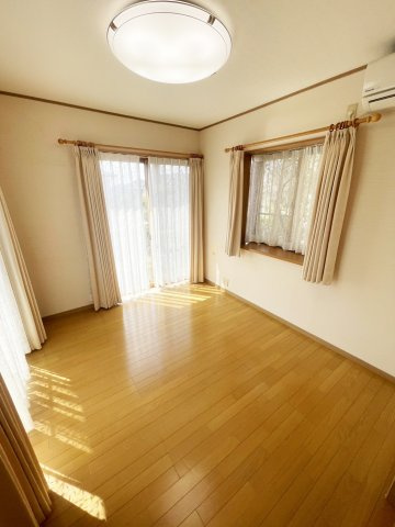 西京区御陵峰ケ堂町　戸建の洋室|1階洋室約4帖です。■■■日住サービス京都五条店　冨岡勇人■■■