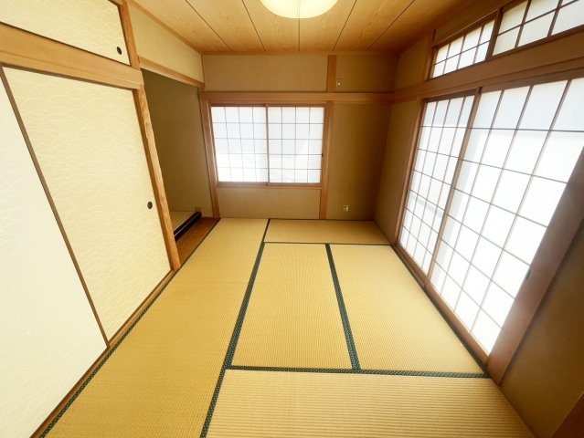 西京区御陵峰ケ堂町　戸建の和室|1階和室約6帖です。