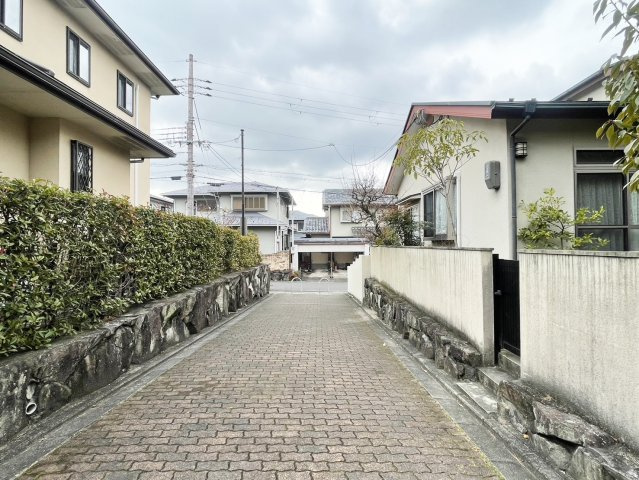 西京区御陵峰ケ堂町　戸建の周辺|東側の道路です。