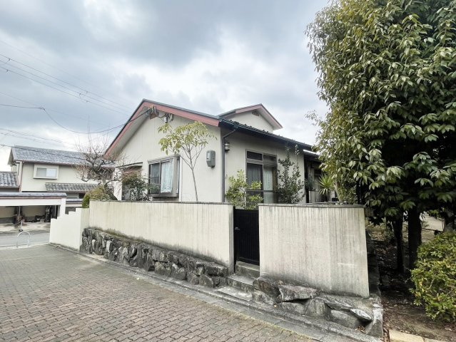 西京区御陵峰ケ堂町　戸建の前面道路含む現地写真|北東側からの現地外観です。