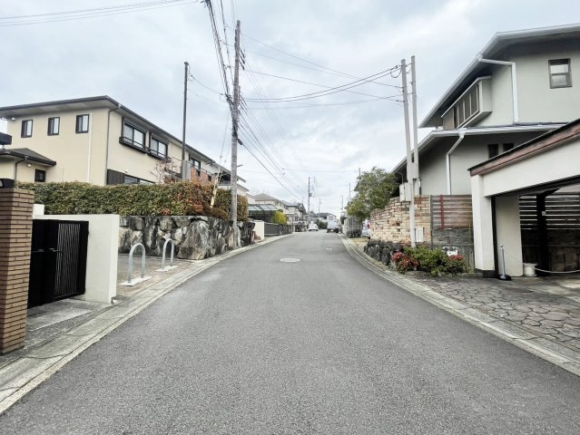 西京区御陵峰ケ堂町　戸建の周辺|南側の道路です。