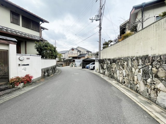 西京区御陵峰ケ堂町　戸建の前面道路含む現地写真|南側の道路です。
