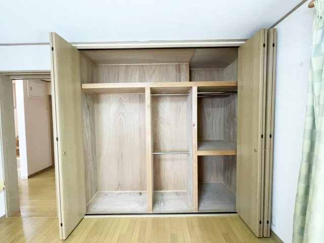 西京区御陵峰ケ堂町　戸建の収納|1階洋室約8帖の収納です。