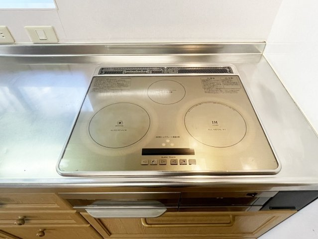 西京区御陵峰ケ堂町　戸建のキッチン|IHクッキングヒーターです。