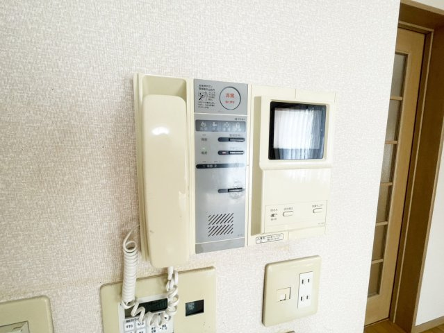 西京区御陵峰ケ堂町　戸建の防犯設備|モニター付きインターホンです。