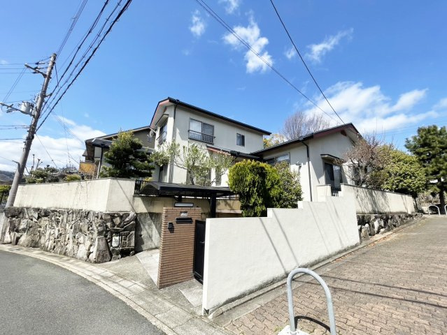 西京区御陵峰ケ堂町　戸建の前面道路含む現地写真|南西側からの現地外観です。