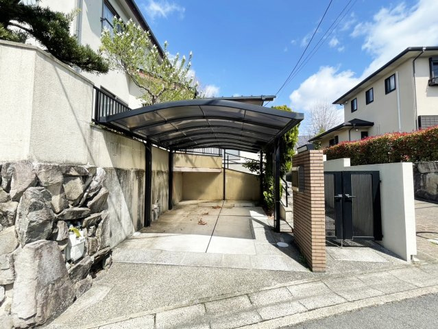 西京区御陵峰ケ堂町　戸建の駐車場|駐車スペースです。