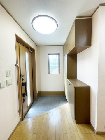 西京区御陵峰ケ堂町　戸建の玄関|ゆったりサイズの玄関スペースです。