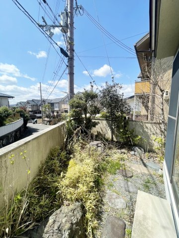 西京区御陵峰ケ堂町　戸建の庭|南側のお庭スペースです。