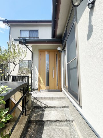 西京区御陵峰ケ堂町　戸建の玄関|玄関前のスペースです。