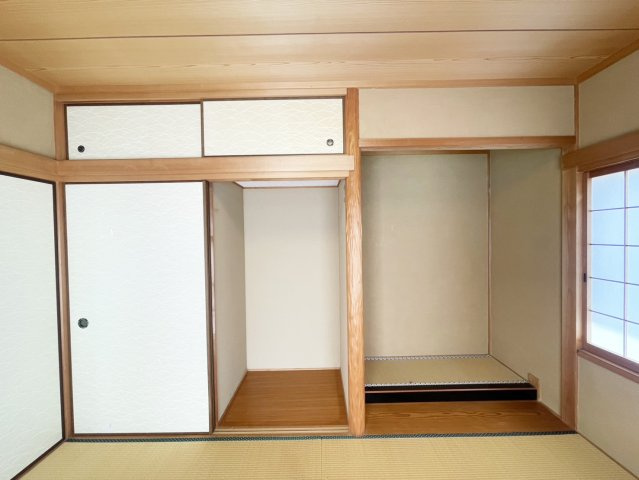 西京区御陵峰ケ堂町　戸建の収納|1階和室約6帖の押入・板間スペースです。
