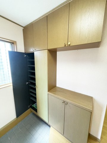西京区御陵峰ケ堂町　戸建の玄関|玄関シューズボックスです。