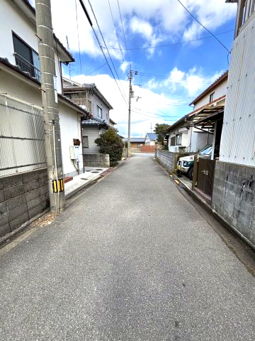 西垣生町中古戸建の前面道路含む現地写真