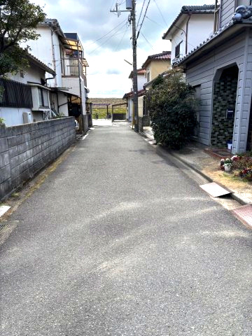 西垣生町中古戸建の前面道路含む現地写真