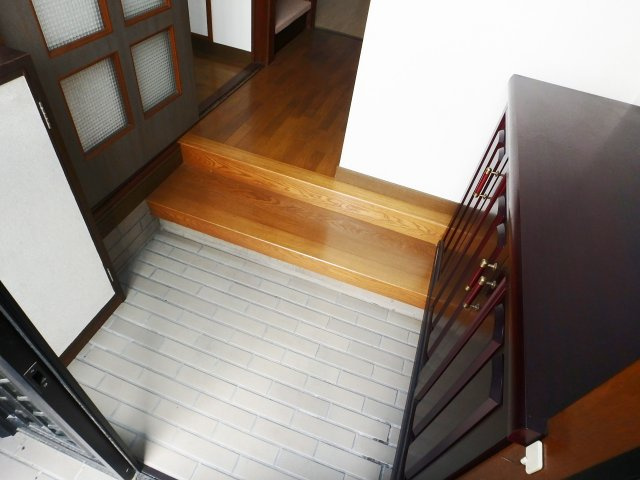 門戸岡田町中古戸建の玄関