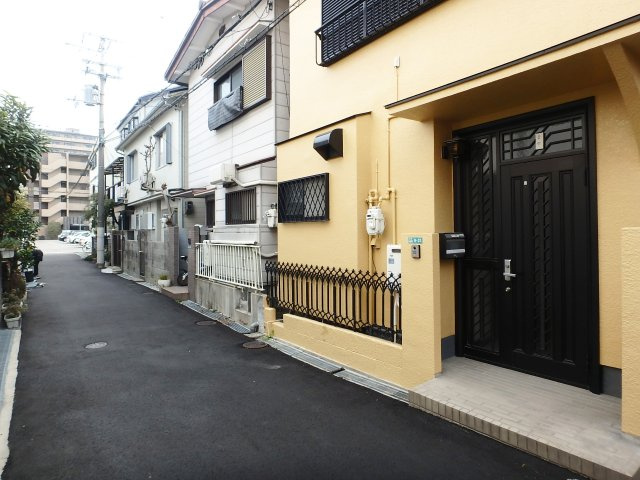 門戸岡田町中古戸建の前面道路含む現地写真