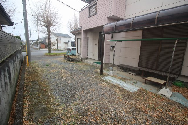 壬生町元町の庭|日当たりの良い前庭は、物干しやお子さまの遊び場、ちょっとしたガーデニングにもぴったりな空間です。