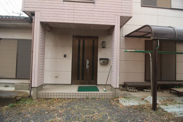 壬生町元町の玄関|玄関ポーチは雨除け付きで実用的。訪れる方にも好印象を与えるエントランスです。