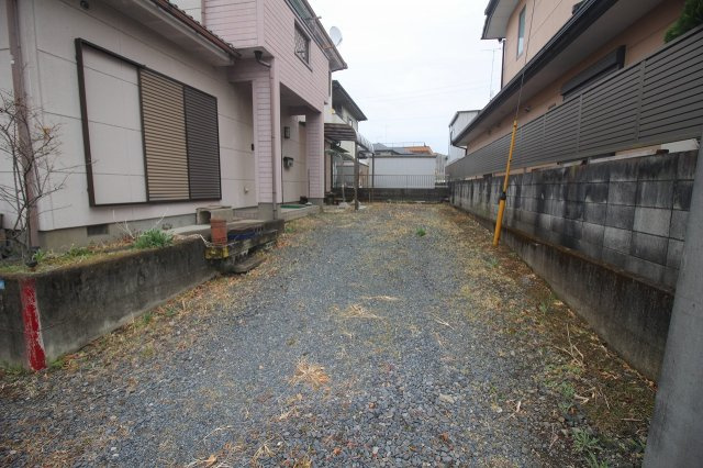 壬生町元町の庭|建物の横には余裕あるスペース。採光・通風性にも優れ、明るい住環境が確保されています。