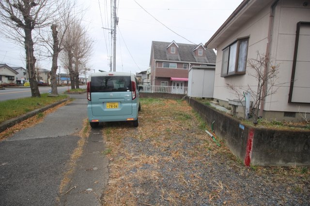 壬生町元町の前面道路含む現地写真|駐車スペースの奥行きもあり、ミニバンなど大きめのお車も楽に停められます。