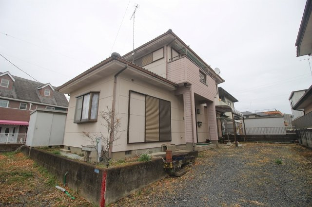 壬生町元町の外観|南側の庭スペースは陽当たりも良好。お子さまの遊び場やガーデニングにもぴったりです。