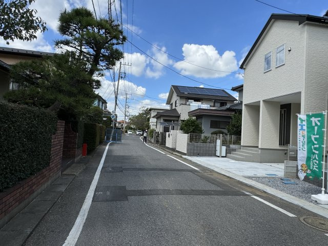 柏市豊上町新築戸建【旭小学校：4分】の前面道路含む現地写真|西側前面道路・幅員約6ｍ