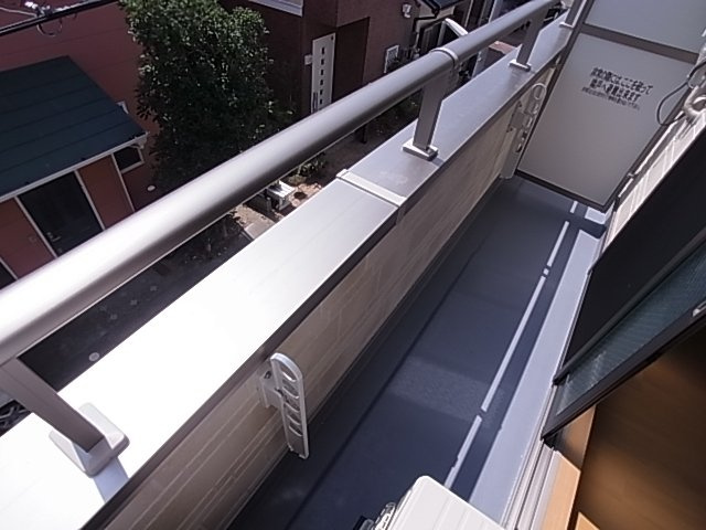 神戸市長田区山下町４丁目のアパートのバルコニー