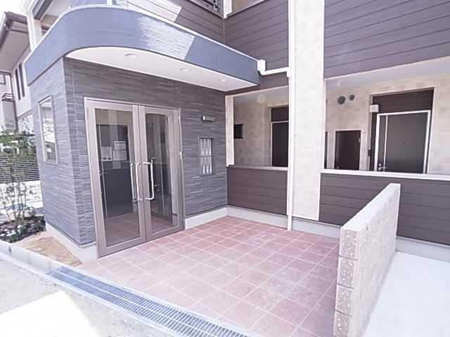 神戸市長田区山下町４丁目のアパートのエントランス