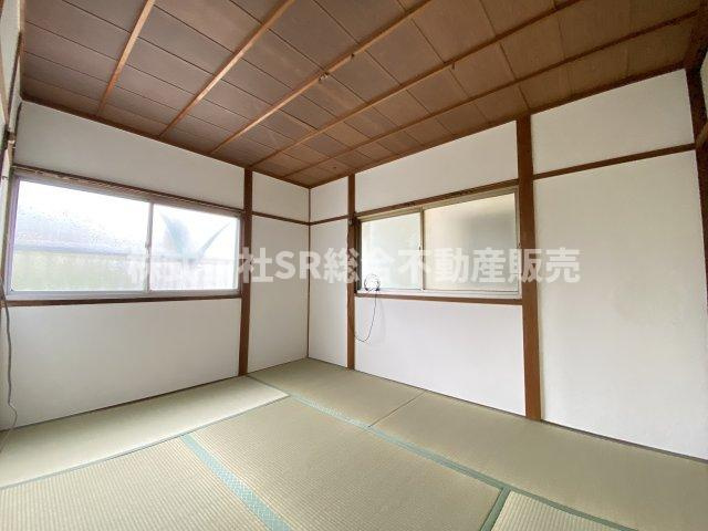旭町中古戸建の寝室|広くて明るい寝室です
