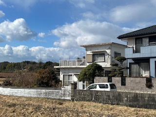 【前面道路含む現地写真】 | 阿知須・土地107坪（古家付き・現状渡し）