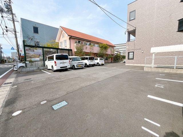 プラシードマンション中央の駐車場