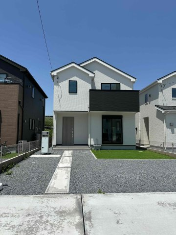 玉村町福島23-1期(全12区画）2号棟の外観|ナチュラルで飽きの来ないデザインは流行に左右されない家の形です。外構も綺麗に仕上がっています(^▽^)/
