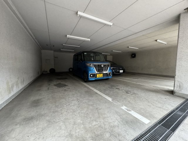 中銀上野小島マンシオンの駐車場