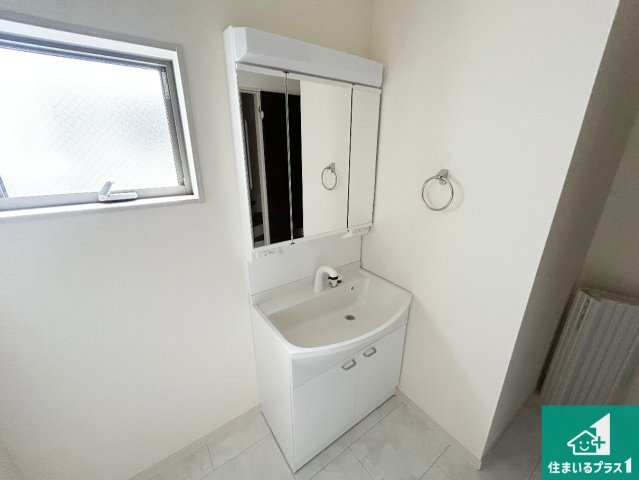 東淀川区大桐　新築一戸建ての独立洗面台|清潔感のある洗面台です。フラットな鏡は掃除がしやすく毎日清潔！鏡裏には収納があるのでスッキリとした洗面台が保てます。